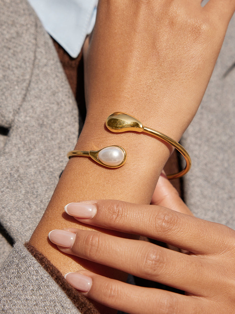 Hayley | Teardrop Pearl Bangle – Open Cuff Curved Band Dual End Detail